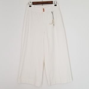 a loves a high rise crop denim jeans.